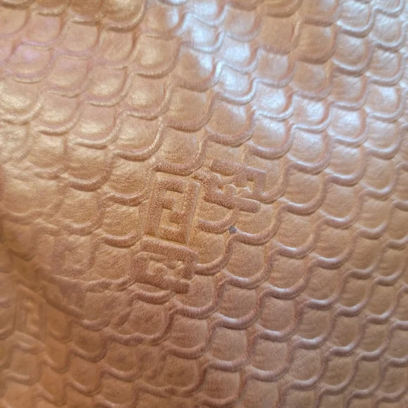 💕💕Vintage Authentic "RARE"Fendi crossbody bag💕💕 - Picture 4 of 9